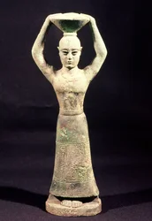 Statuette eines Opferträgers mit einer Votivinschrift, aus Uruk, Protoliterate Periode, 3. Jahrtausend v. Chr.